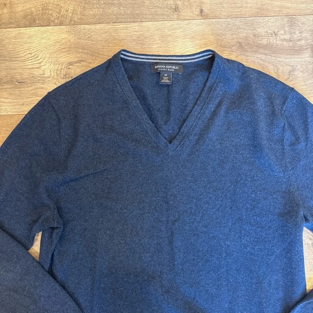 Banana Republic Mens V-Neck Sweater Luxury Blend Cashmere Silk SIZE M Navy
